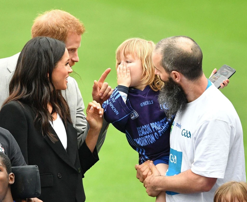 Meghan i Harry rozmawiają z chłopcem Meghan i Harry rozmawiają z chłopcem