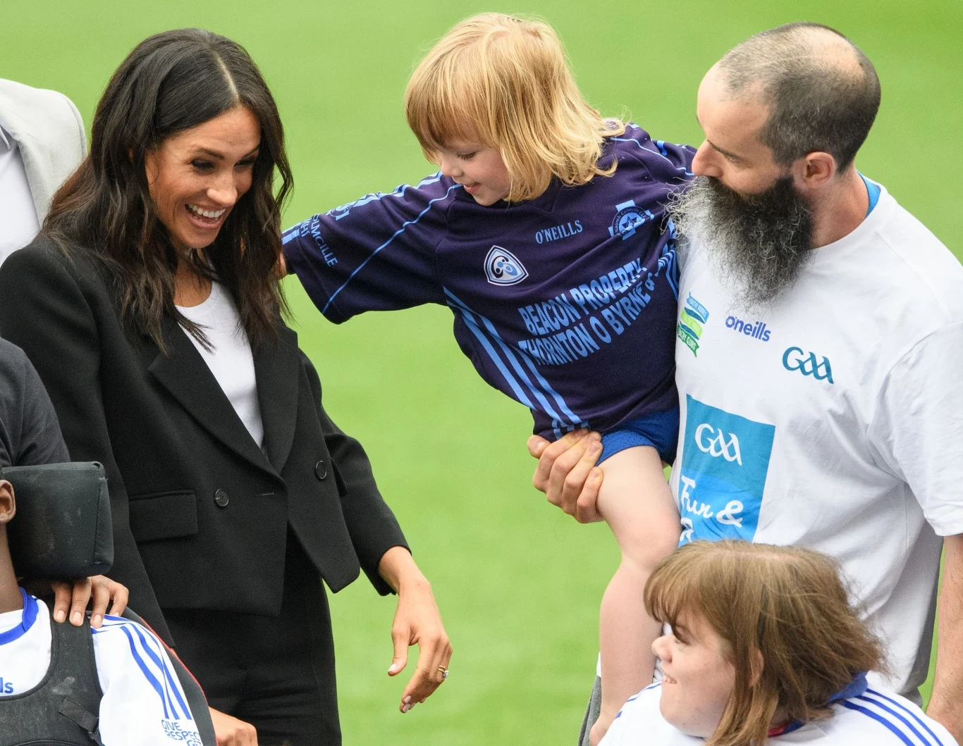 Meghan rozmawia z chłopcem