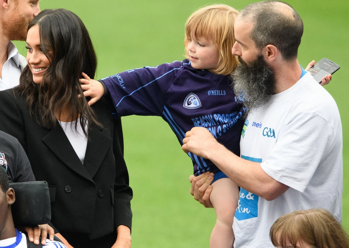 Meghan i Harry rozmawiają z chłopcem Meghan i Harry rozmawiają z chłopcem