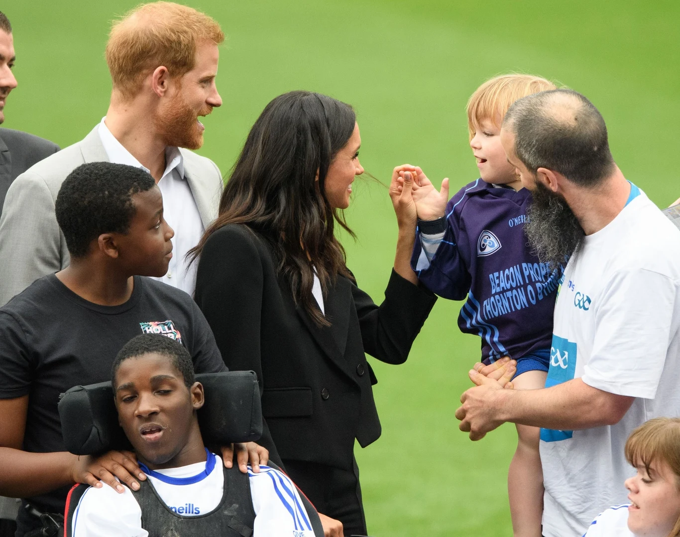 Meghan i Harry rozmawiają z chłopcem