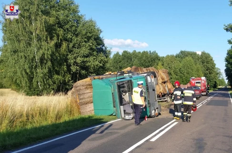 Ciężarówka wywróciła się na bok