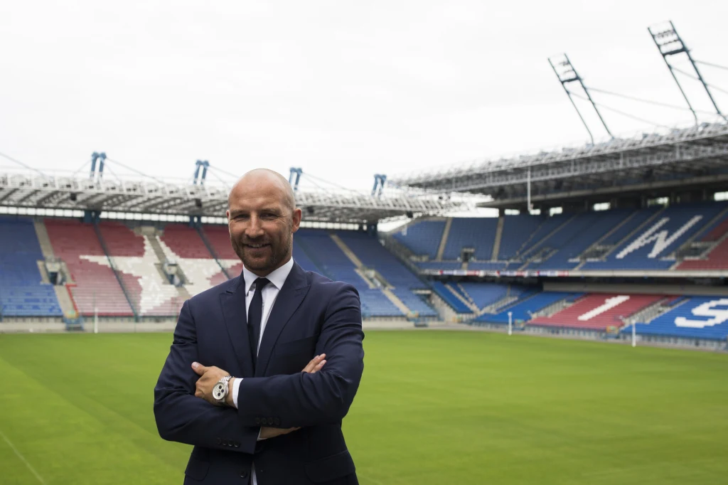 Maciej Stolarczyk, trener Wisły, na tle stadionu przy Reymonta Maciej Stolarczyk, trener Wisły, na tle stadionu przy Reymonta