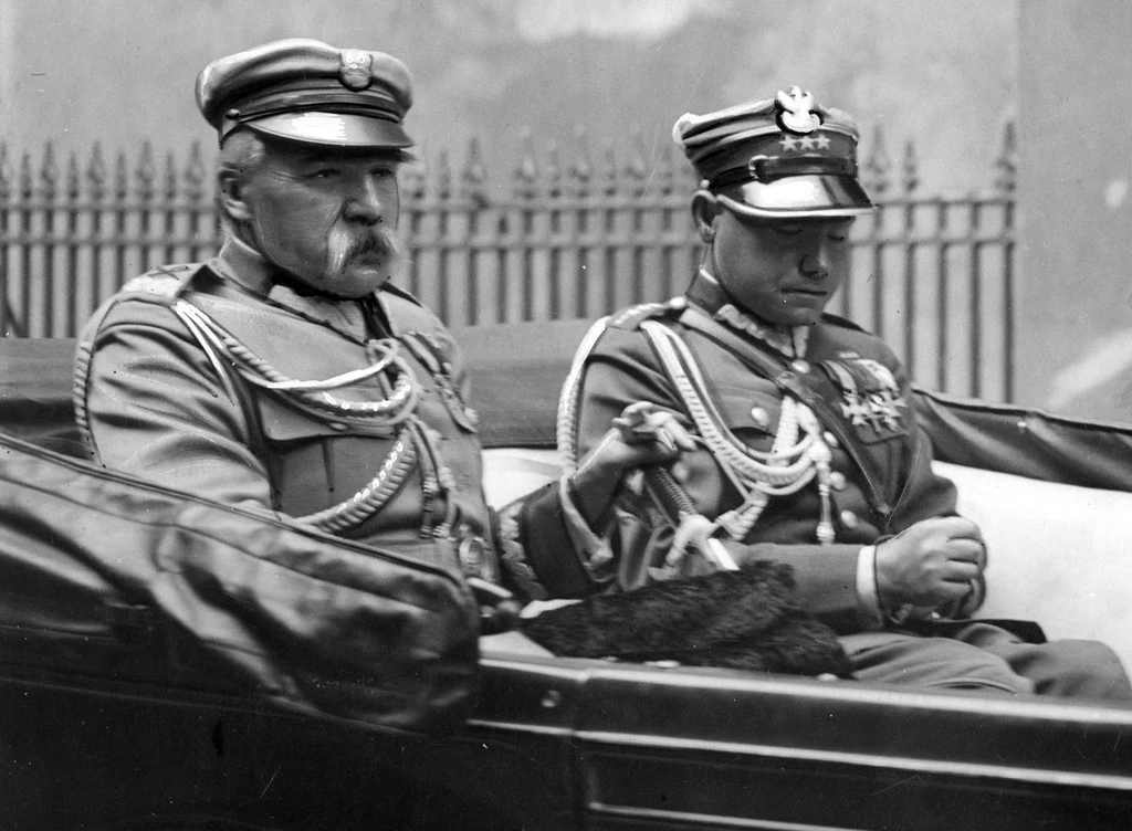 Józef Piłsudski w samochodzie ze swoim adiutantem, Mieczysławem Lepeckim. Fotografia z 1932 roku 