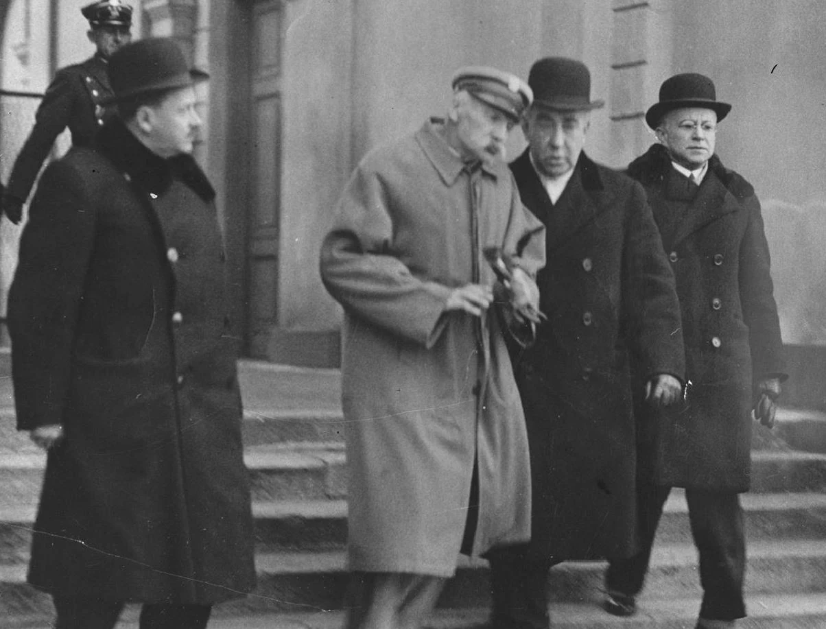 Wychudzony i wyniszczony chorobą. Zdjęcie Józefa Piłsudskiego wykonane w końcu marca 1935 roku Wychudzony i wyniszczony chorobą. Zdjęcie Józefa Piłsudskiego wykonane w końcu marca 1935 roku