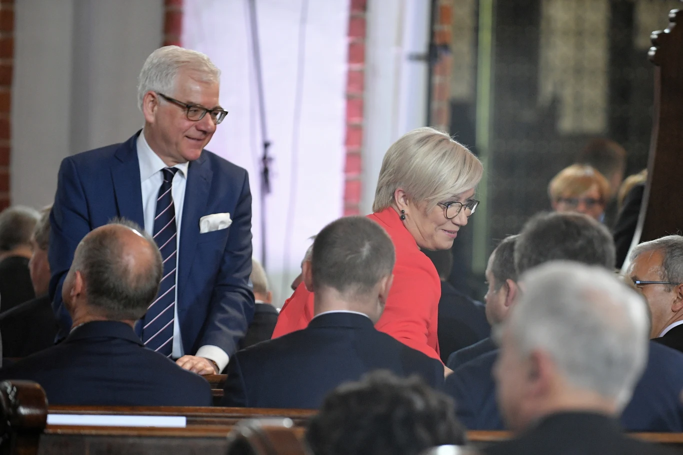 Szef MSZ Jacek Czaputowicz i prezes TK Julia Przyłębska podczas mszy w archikatedrze