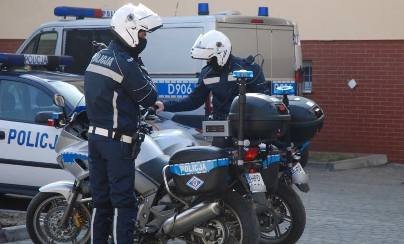 Policjant jechał motocyklem (fot. ilustracyjne)