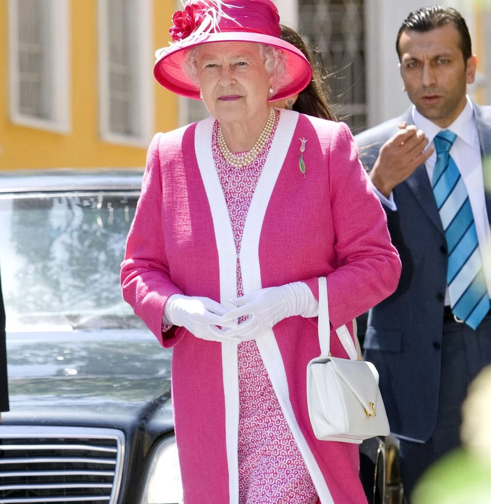 Elżbieta II może tymczasem szczęśliwie podróżować za granicę bez potrzeby legitymowania się bordową książeczką