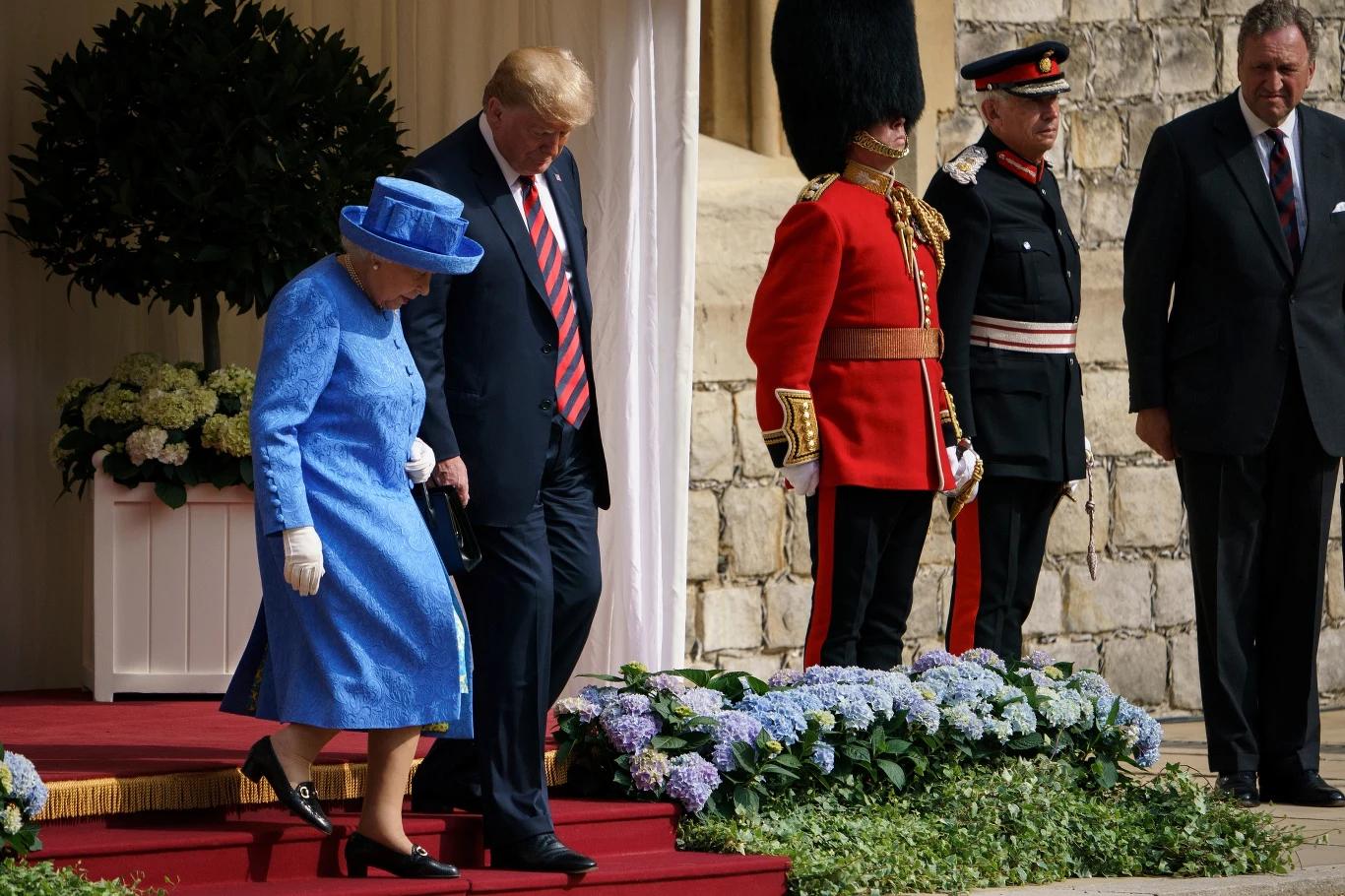 Donald i Melania Trumpowie powitani przez królową Elżbietę II w Windsorze.