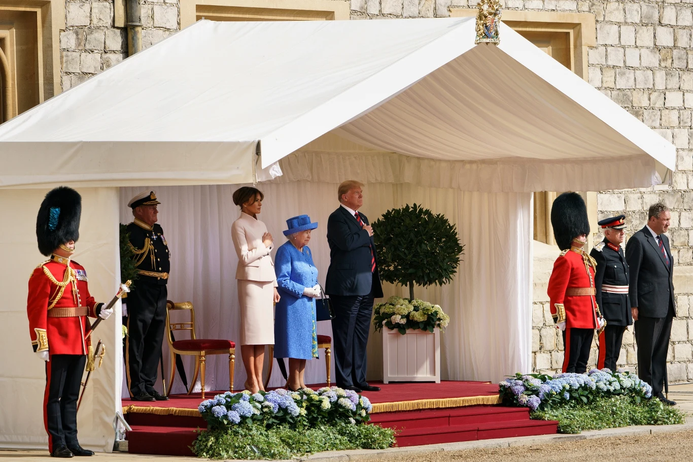 Donald i Melania Trumpowie powitani przez królową Elżbietę II w Windsorze.
