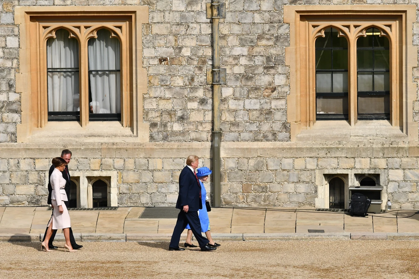 Donald Trump z małżonką powitani przez królową Elżbietę II w Windsorze.