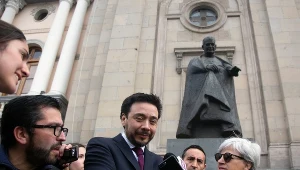 "To nie jest jakaś drobna sprawa; chodzi o bardzo poważne, powtarzające się przestępstwa, których dokonywał w kościele i u siebie w domu" - wyjaśnił przedstawiciel prokuratory w Rancangua, Emiliano Arias