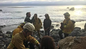 Angela Hernandez w otoczeniu ratowników