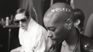 Kadr z filmie "McQueen"