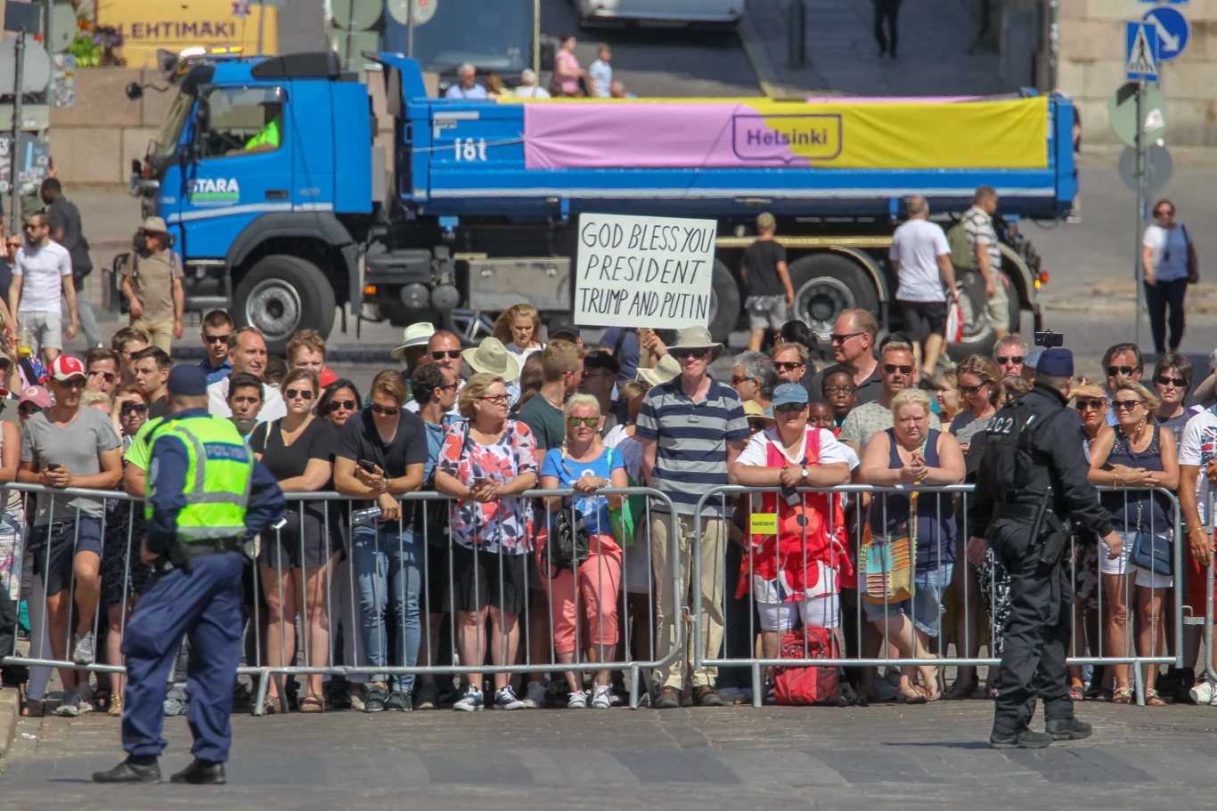 Tłumy gromadzą się wokół Pałacu Prezydenckiego w okolicy Esplanady