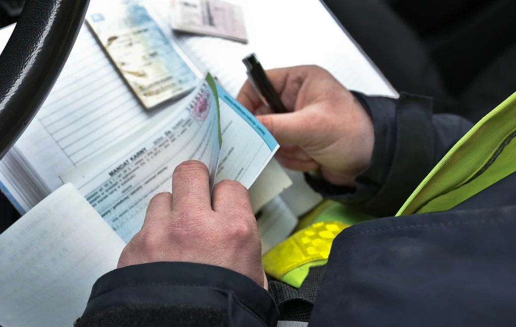 Policjanci mają jeszcze dużo starych druków mandatowych