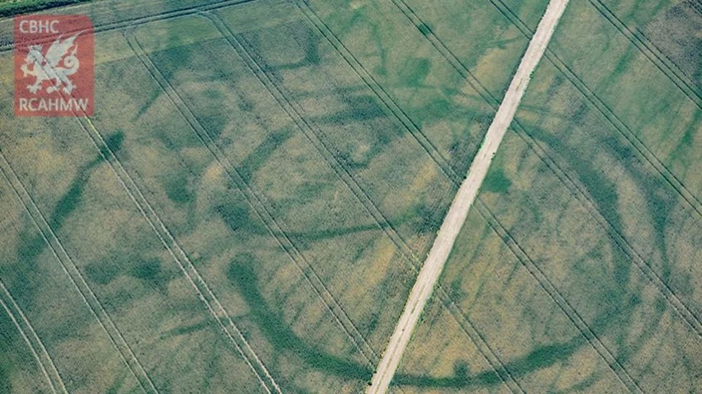 Słońce odkryło kręgi w zbożu - dzięki temu naukowcy odkryli ruiny zabudowań