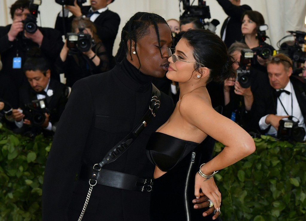 Travis Scott i Kylie Jenner podczas gali MET