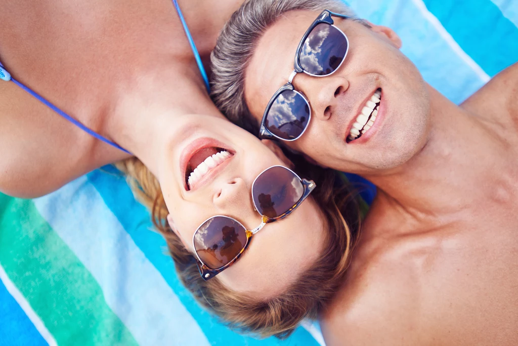 Uwaga na mylący mit: "Okulary przeciwsłoneczne nosi się głównie na plaży" Uwaga na mylący mit: "Okulary przeciwsłoneczne nosi się głównie na plaży"