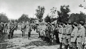 Sierpień 1913 r. Ćwiczenia oddziałów Związku Strzeleckiego w Zakopanem. W środku, przed frontem oddziału, Józef Piłsudski, za nim Kazimierz Sosnkowski