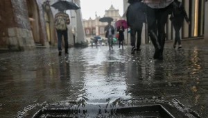 W Krakowie cały czas pada deszcz