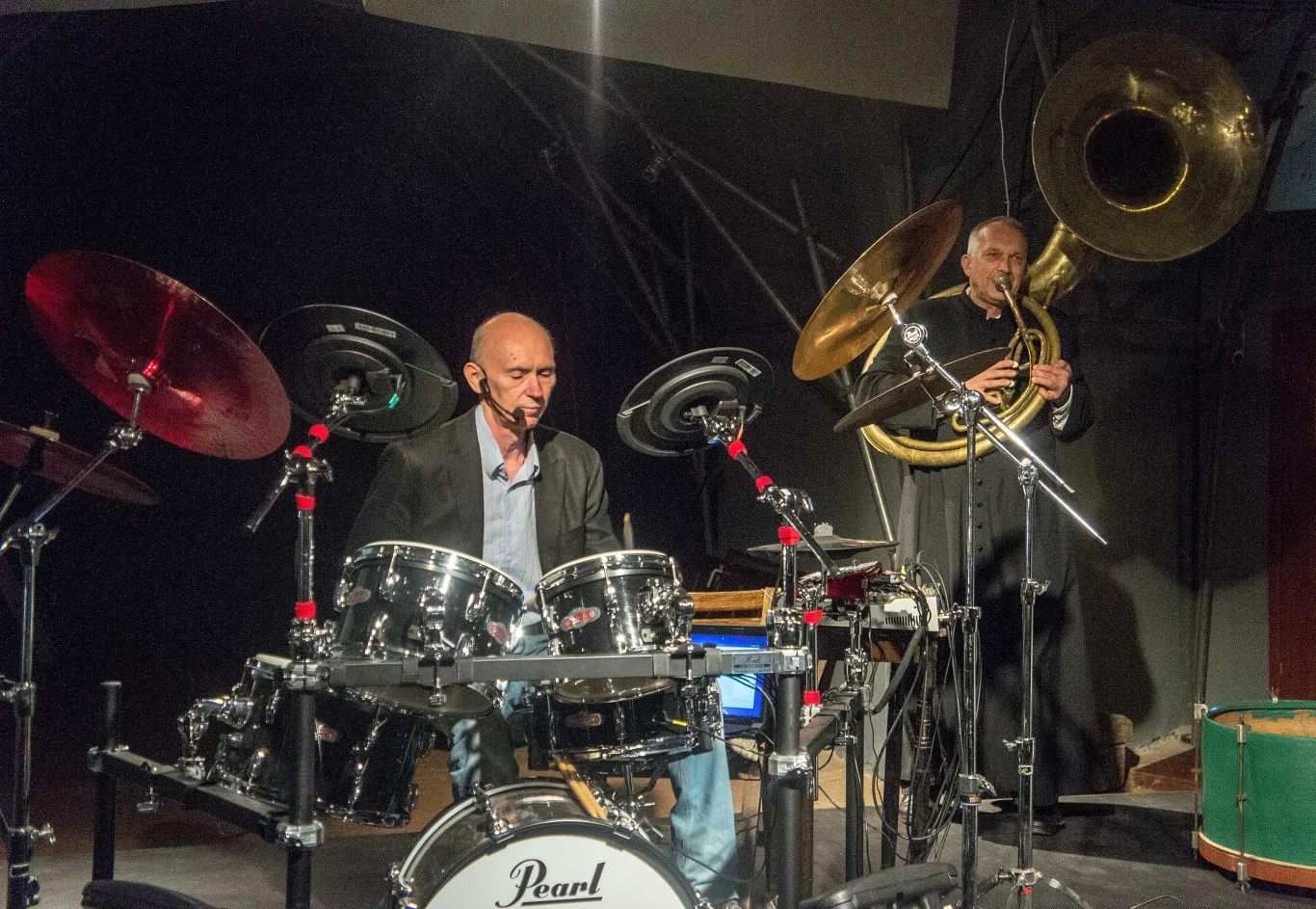 Warszawa, kościół Kamedułów; n/z Wojciech Morawski perkusista i ks Wojciech Drozdowicz grający na trąbie Warszawa, kościół Kamedułów; n/z Wojciech Morawski perkusista i ks Wojciech Drozdowicz grający na trąbie