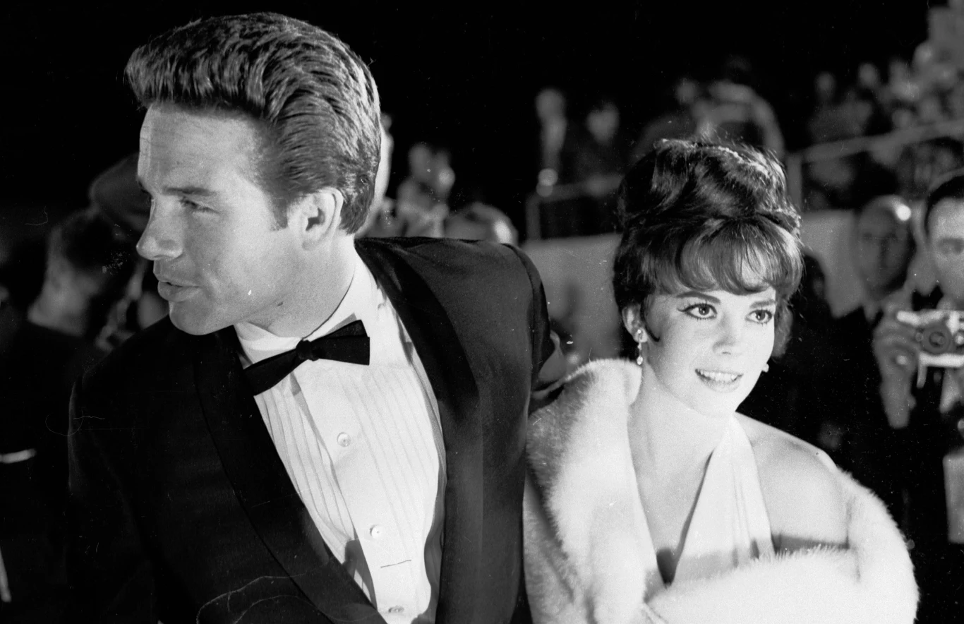 Natalie Wood naprawdę nazywała się Natalja Nikołajewna Zacharienko, jej rodzice pochodzili z Rosji. Aktorka urodziła się 20 lipca 1938 w San Francisco. Od dziecka występowała w filmach i właściwie utrzymywała rodzinę.
Zagrała w ponad 50 filmach. W 1955 znalazła się na liście najpiękniejszych aktorek Hollywood, w magazynie "Life".

Na zdjęciu: Natalie Wood i Warren Beatty na rozdaniu Oscarów w 1962 roku, fot. William Lovelace