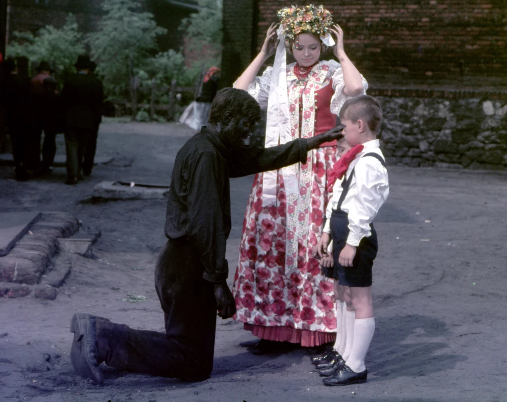 Plan filmu "Perla w koronie" w reżyserii Kazimierza Kutza, n/z Olgierd Lukaszewicz (klęczy), Łucja Kowolik