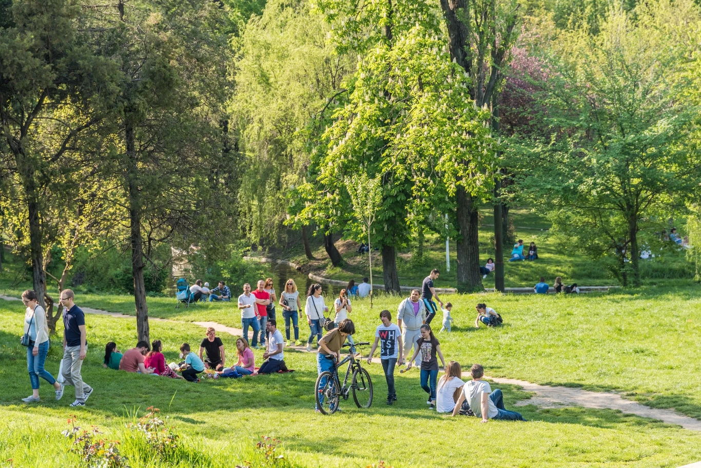 Park zdrojowy przyciąga wielu turystów i kuracjuszy Park zdrojowy przyciąga wielu turystów i kuracjuszy