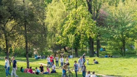 Park zdrojowy przyciąga wielu turystów i kuracjuszy