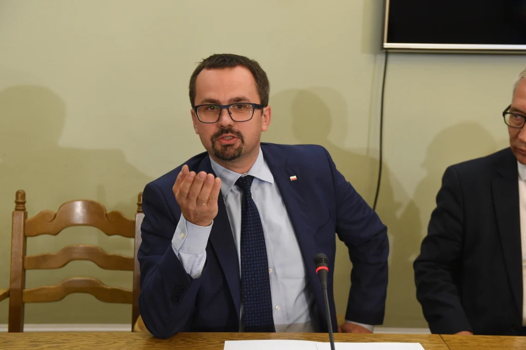 Marcin Horała podczas pierwszego posiedzenia komisji śledczej ds wyłudzeń podatku VAT Marcin Horała podczas pierwszego posiedzenia komisji śledczej ds wyłudzeń podatku VAT