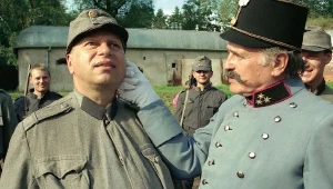 „Opowieść o Józefie Szwejku i...” (1995):  Tu zagrał aż cztery role. Na zdjęciu jako tytułowy bohater w towarzystwie kapitana (Jan Nowicki)