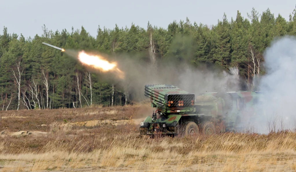 Żołnierze 23 pułku artylerii podczas strzelania z wyrzutni rakiet WR-40 Langusta