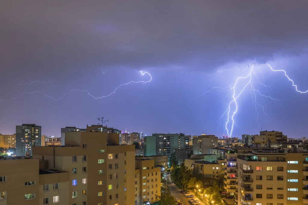 Wyładowania atmosferyczne bywają przyczyną awarii sieci energetycznej, środków transportu (np. samolotów), stanowią też bezpośrednie zagrożenie dla ludzi narażonych podczas burzy na trafienie błyskawicą