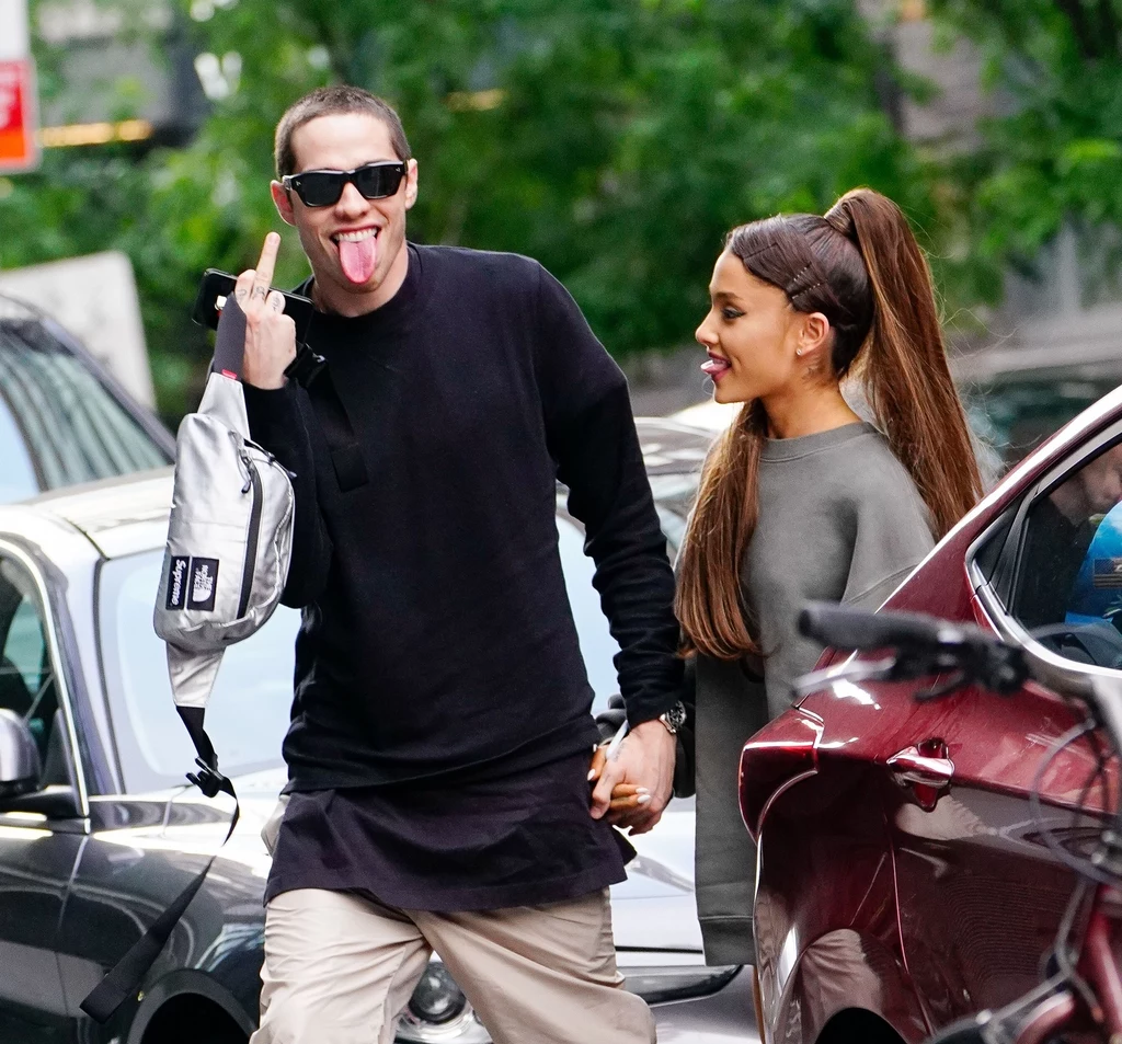 Pete Davidson i Ariana grande przyłapani przez paparazzi