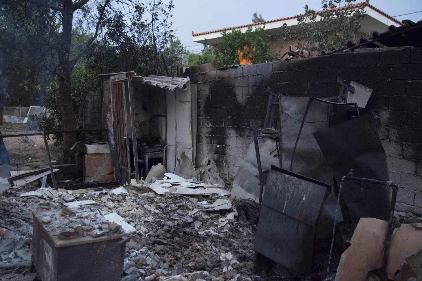 Płomienie dosięgnęły również okolicznych domów 