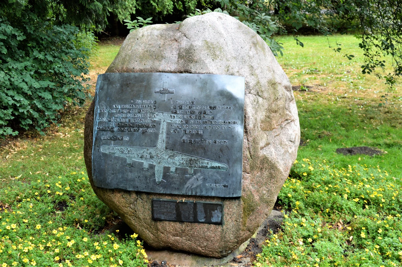 Upamiętnienie poległych lotników zestrzelonego "Liberatora" ze 178 Dywizjonu RAF. Park Skaryszewski im. Paderewskiego. Fot. Tomasz Stańczyk