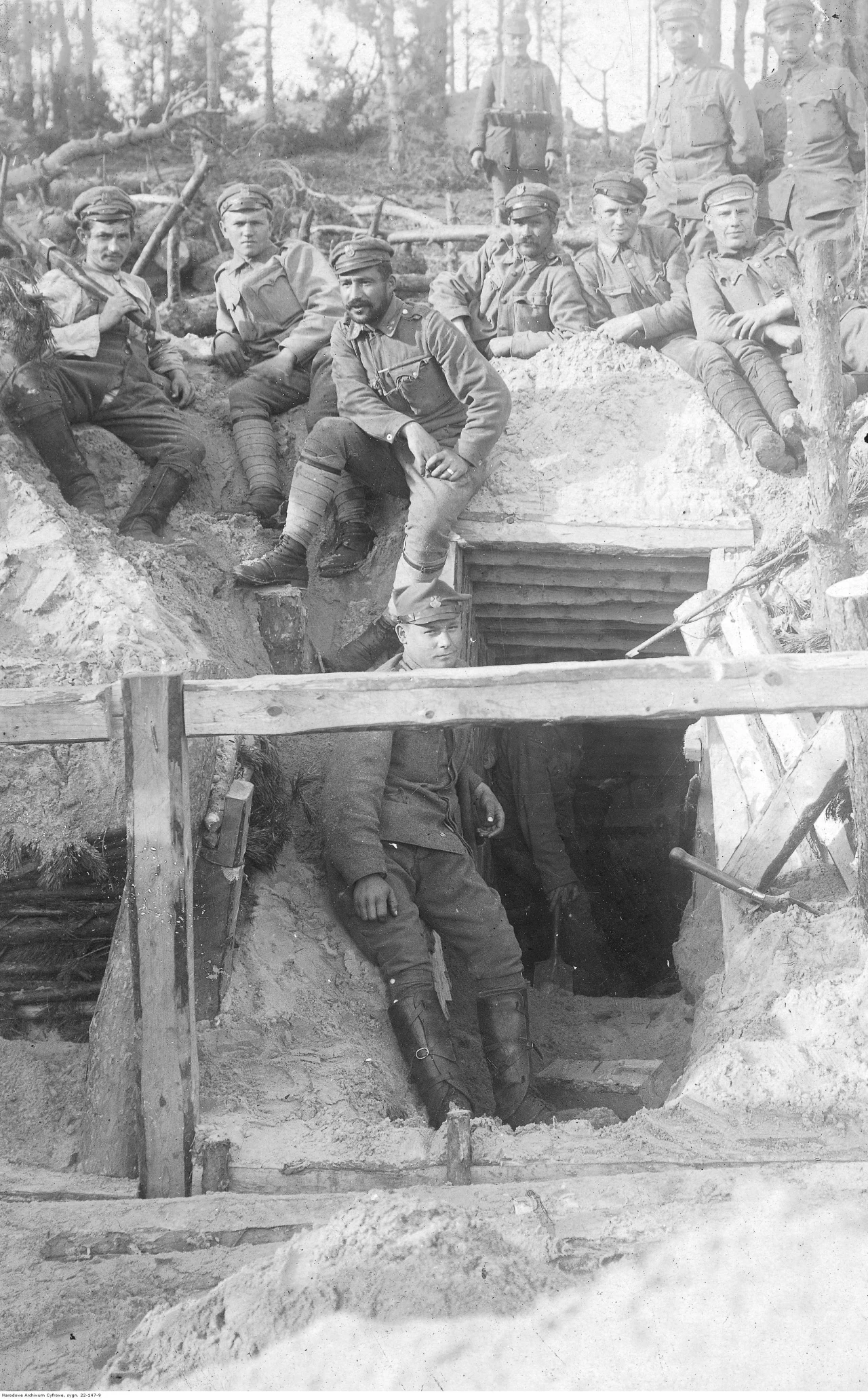 Żołnierze Legionów Polskich w okopach u wejścia do ziemianki. Wołyń, 1916 rok Żołnierze Legionów Polskich w okopach u wejścia do ziemianki. Wołyń, 1916 rok