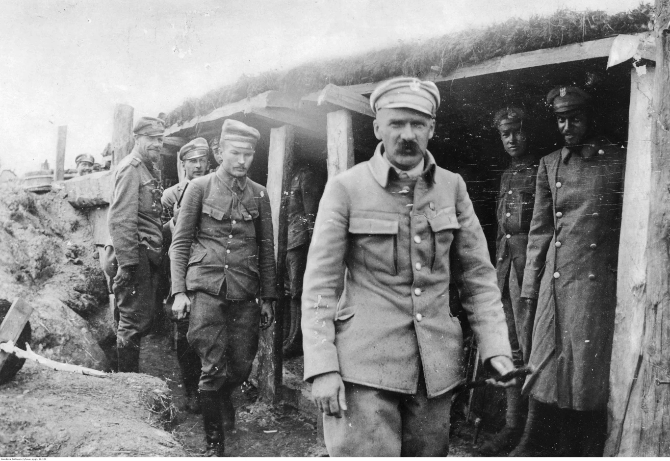 Józef Piłsudski w okopach 1 pułku piechoty Legionów Polskich. Rok 1916 Józef Piłsudski w okopach 1 pułku piechoty Legionów Polskich. Rok 1916