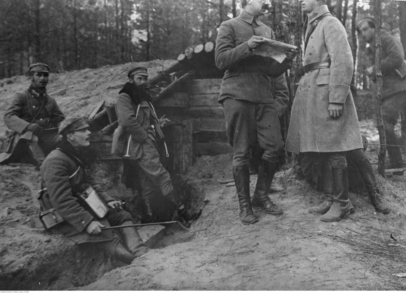Grupa legionistów w okopach. Widoczni m.in.: Władysław Belina-Prażmowski (drugi z lewej), Edward Rydz-Śmigły (trzeci z lewej), Kazimierz Sosnkowski (stoi, z gazetą). Grupa legionistów w okopach. Widoczni m.in.: Władysław Belina-Prażmowski (drugi z lewej), Edward Rydz-Śmigły (trzeci z lewej), Kazimierz Sosnkowski (stoi, z gazetą).
