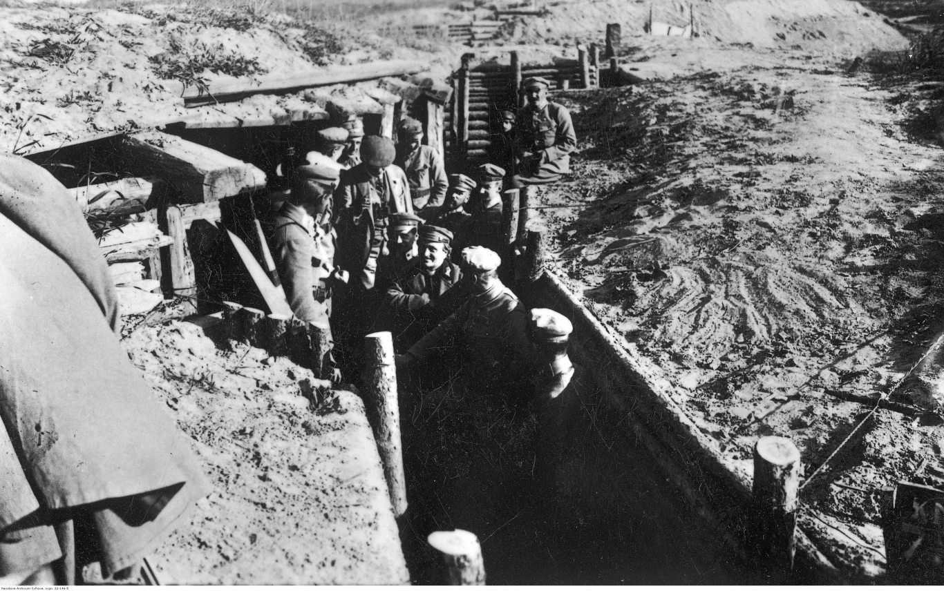 Po mszy świętej biskup Bandurski (3. z prawej) wraz z żołnierzami obchodzą okopy 7 pułku Legionów. Widoczni m.in.: Józef Piłsudski (2. z prawej), książę Andrzej Lubomirski (5. z prawej w tym samym rzędzie, co Piłsudski i Bandurski, w ubraniu cywilnym). Po mszy świętej biskup Bandurski (3. z prawej) wraz z żołnierzami obchodzą okopy 7 pułku Legionów. Widoczni m.in.: Józef Piłsudski (2. z prawej), książę Andrzej Lubomirski (5. z prawej w tym samym rzędzie, co Piłsudski i Bandurski, w ubraniu cywilnym).