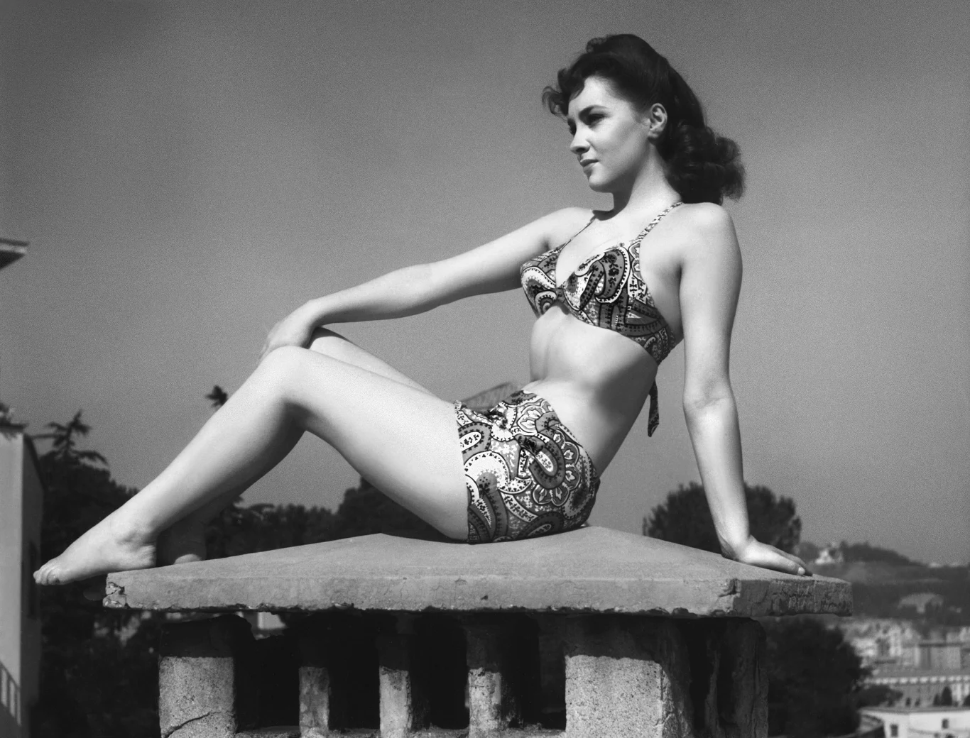 Luigia Lollobrigida urodziła się 4 lipca 1927 roku w Subiaco koło Rzymu. W stolicy Włoch ukończyła liceum artystyczne, a następnie wstąpiła na Akademię Sztuk Pięknych. W czasie studiów utrzymywała się, sprzedając karykatury. "Nie chciałam być aktorką, nie znałam kina, kochałam rzeźbę i miałam piękny głos"- przyznała "Lollo" po latach. W wieku lat 20 wygrała konkurs Miss Włoch, co otworzyło jej drzwi do miasteczka filmowego Cinecitta.