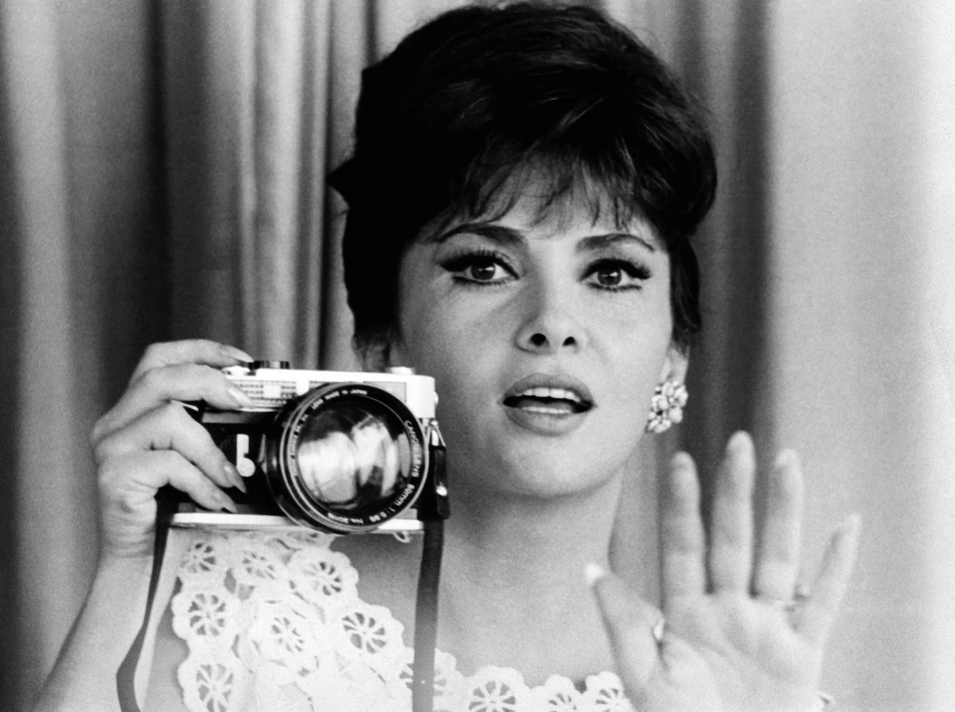 W latach 70. Lollobrigida zajęła się dziennikarstwem oraz fotografią i w tych rolach odwiedziła wiele krajów. Sfotografowała między innymi Paula Newmana, Salvadora Dalí, Henry'ego Kissingera, Davida Cassidy, Audrey Hepburn i Ellę Fitzgerald.

Opublikowała reportaże, a w 1973 roku przeprowadziła wywiad z ówczesnym przywódcą Kuby Fidelem Castro, u którego gościła przez 12 dni. Swoje rzeźby prezentowała zaś na wystawach na całym świecie.