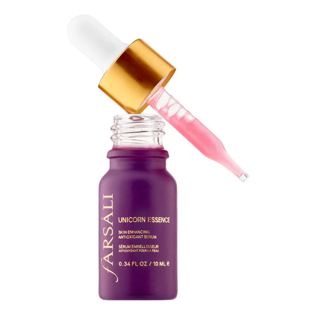Farsali Unicorn Essence - innowacyjne serum na bazie wody, które pomaga chronić skórę przed szkodliwym działaniem wolnych rodników, przygotowuje skórę i zapewnia długotrwałe trzymanie się makijażu. Format podróżny pozwala na cieszenie się nim podczas wakacji - bez zabierania miejsca w kosmetyczce! Cena: 79 zł / 10 ml Farsali Unicorn Essence - innowacyjne serum na bazie wody, które pomaga chronić skórę przed szkodliwym działaniem wolnych rodników, przygotowuje skórę i zapewnia długotrwałe trzymanie się makijażu. Format podróżny pozwala na cieszenie się nim podczas wakacji - bez zabierania miejsca w kosmetyczce! Cena: 79 zł / 10 ml