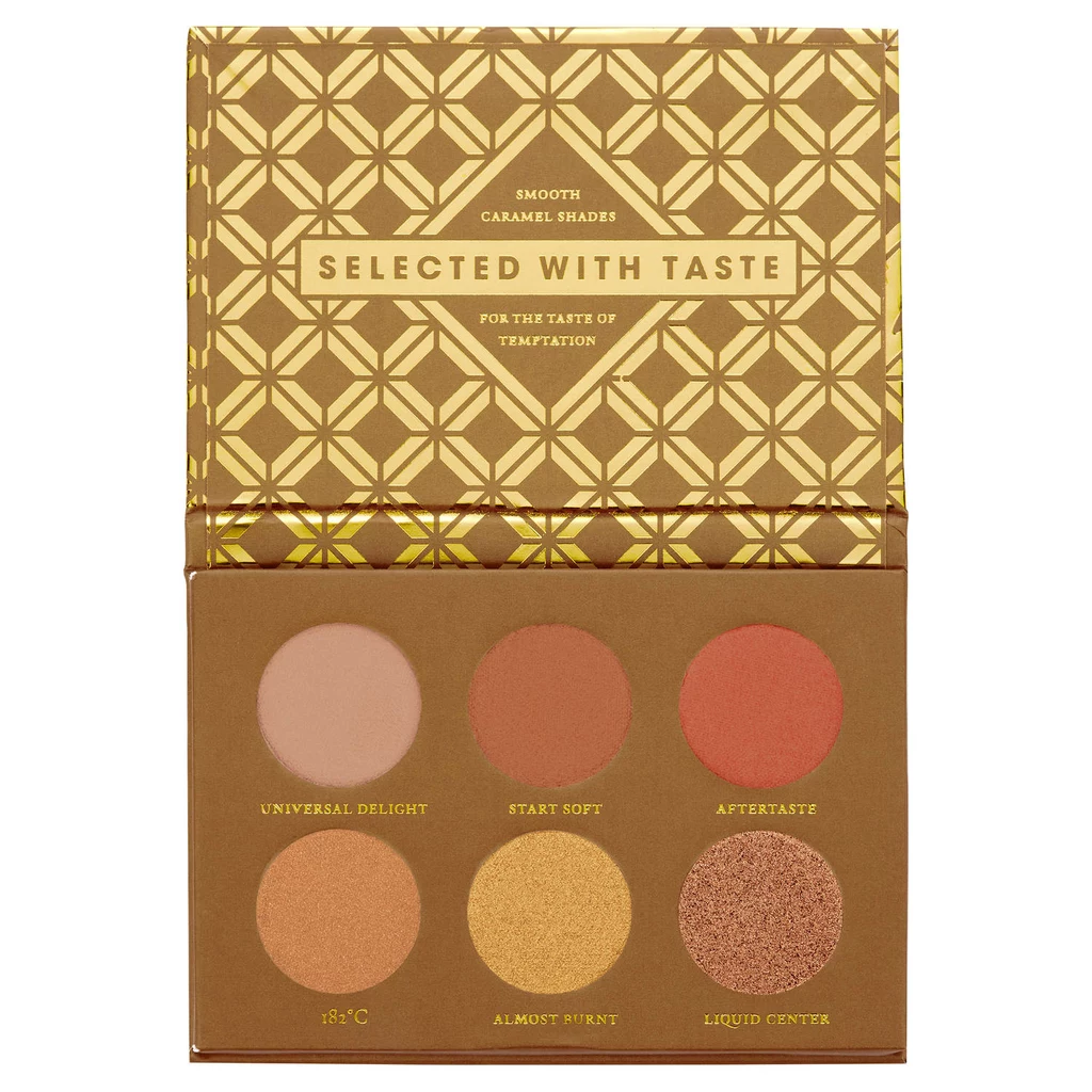 Zoeva Caramel Melange - paleta lekkich płowych cieni, od tonów karmelowych po złocisty crème brûlée ze szczyptą cynamonu. Wykończenie: matowe, metaliczne, satynowe, brokatowo-matowe. Cena: 55 zł / 6 X 1,5 g Zoeva Caramel Melange - paleta lekkich płowych cieni, od tonów karmelowych po złocisty crème brûlée ze szczyptą cynamonu. Wykończenie: matowe, metaliczne, satynowe, brokatowo-matowe. Cena: 55 zł / 6 X 1,5 g