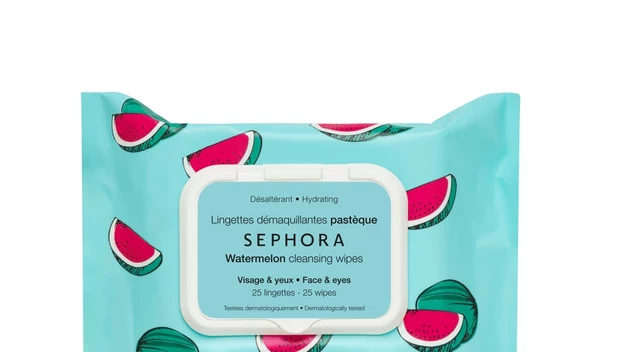 Chusteczki SEPHORA COLLECTION - do demakijażu i peelingu są idealnym rozwiązaniem w podróży, nie wymagają spłukiwania, są skuteczne i praktyczne, nie pozostawiają na skórze klejącego się filmu. Cena: 20 zł.