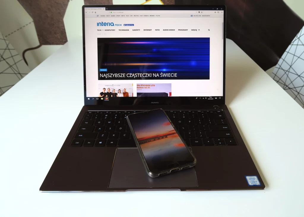 Huawei ​MateBook X Pro, a na nim P20 Pro (w etui) - za sprawą takich ultrabooków, Huawei nie będzie kojarzony tylko ze smartfonami