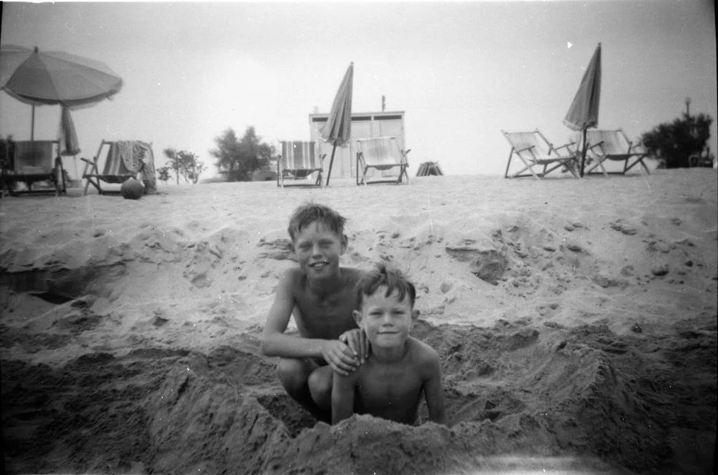 Na zdjęciu 8-letni Mick Jagger ze swoim młodszym bratem, Chrisem, podczas rodzinnych wakacji. Starszy syn państwa Jaggerów również został muzykiem, choć nigdy nie zdobył tak ogromnej sławy jak Mick. Lider The Rolling Stones zaczynał swoją przygodę z muzyką od śpiewania w chórze kościelnym. Później zafascynował się głównie czarnoskórymi artystami takimi jak Chuck Berry czy Muddy Waters