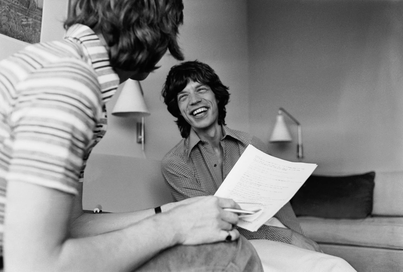 Na zdjęciu Mick Jagger w trakcie wywiadu z dziennikarzem "Daily Express" Davidem Wiggiem w lipcu 1973 roku. 