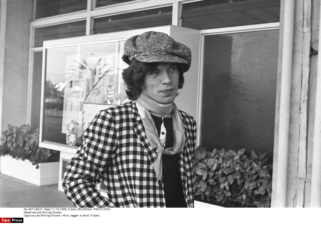 Mick Jagger na przestrzeni lat stanowił inspirację dla wielu twórców. Jego postać często przewijała się przez teksty utworów innych muzyków, takich jak Kesha, Black Eyed Peas czy Maroon 5 i Christina Aguilera. Ten ostatni duet zaśpiewał piosenkę "Moves Like Jagger", której tematem były słynne taneczne ruchy legendarnego wokalisty. Jagger zapytany o opinię na temat teledysku do utworu przyznał, że to mu schlebia i świadczy o istotnych połączeniach międzypokoleniowych. Mick Jagger szlifował swój taniec już jako dziecko, najpierw kładąc swoje stopy na stopach tańczącej mamy, a później w szkole tańca, do której uczęszczał. Sam o swoich ruchach scenicznych mówi raczej jako o interpretacji rytmu, który jest "wyrazem ludzkiej duszy". Do swoich największych inspiracji w tym zakresie wokalista The Rolling Stones zaliczył Jamesa Browna i Little Richarda. 