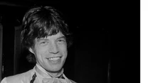 Charyzmatyczny Mick Jagger, który w 1962 roku rozpoczął swoją wielką przygodę pod hasłem The Rolling Stones, już dziś jest żywą legendą.